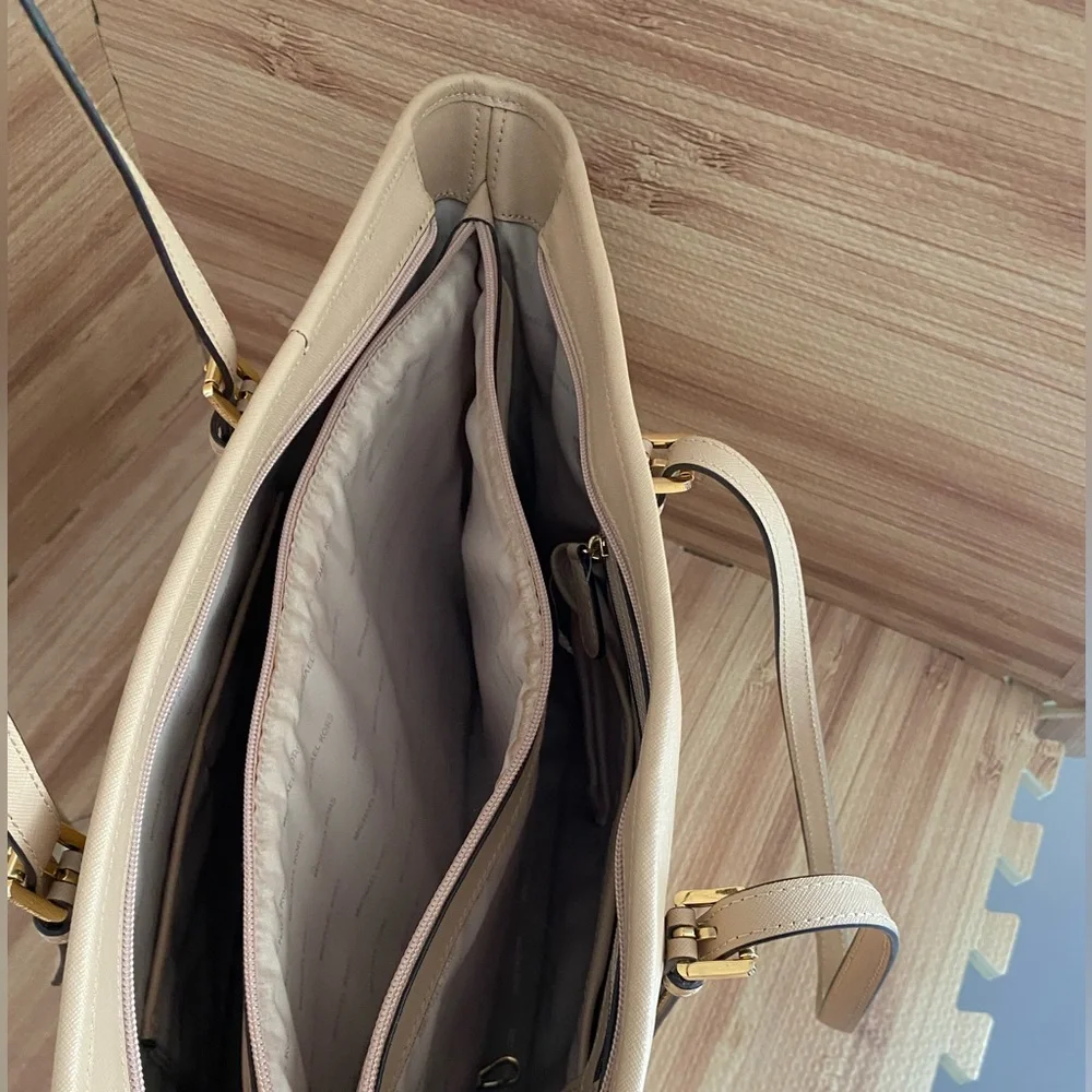 MICHAEL KORS JET SET TRAVEL MULTIFUNCTION LEATHER SHOULDER TOTE BAG CAMEL - Picture 10 of 13